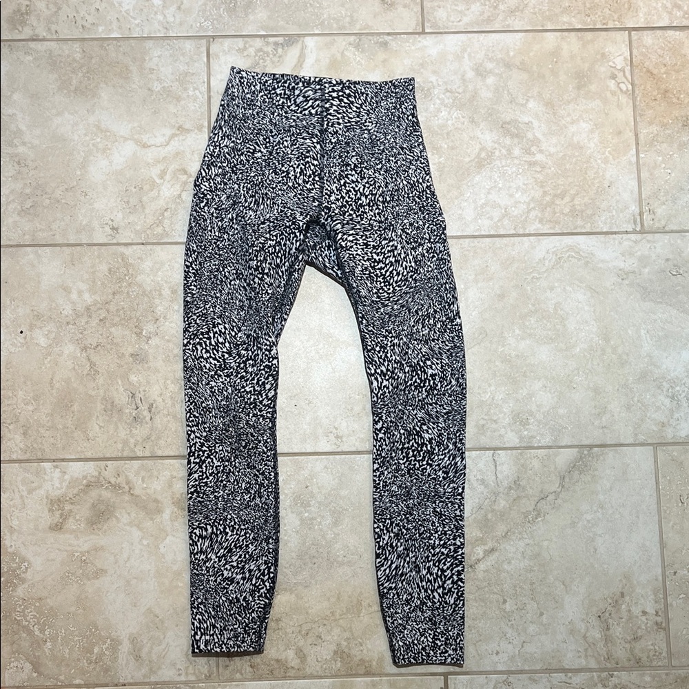 Lululemon women’s legging black and white speckled size 2